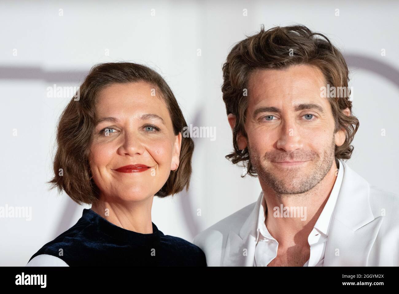 Lido di Venezia, Italien, 3. september 2021 : Maggie Gyllenhaal geht mit ihrem Bruder Jake Gyllenhaal vor der Vorführung von "The Lost Daughter" während der 78. Internationalen Filmfestspiele von Venedig auf den roten Teppich. Quelle: Luigi de Pompeis/Alamy Live News Stockfoto