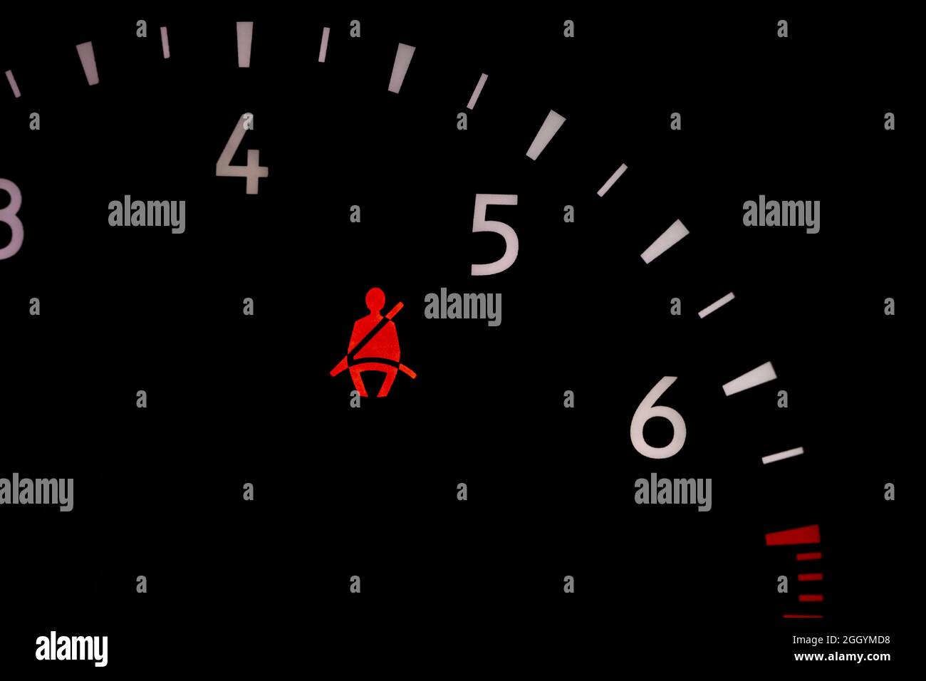 Sicherheitsgurt-Warnleuchte am Armaturenbrett des Fahrzeugs. Sicherheitsrückhaltesgesetz, Verletzung und Fahrsicherheitskonzept Stockfoto