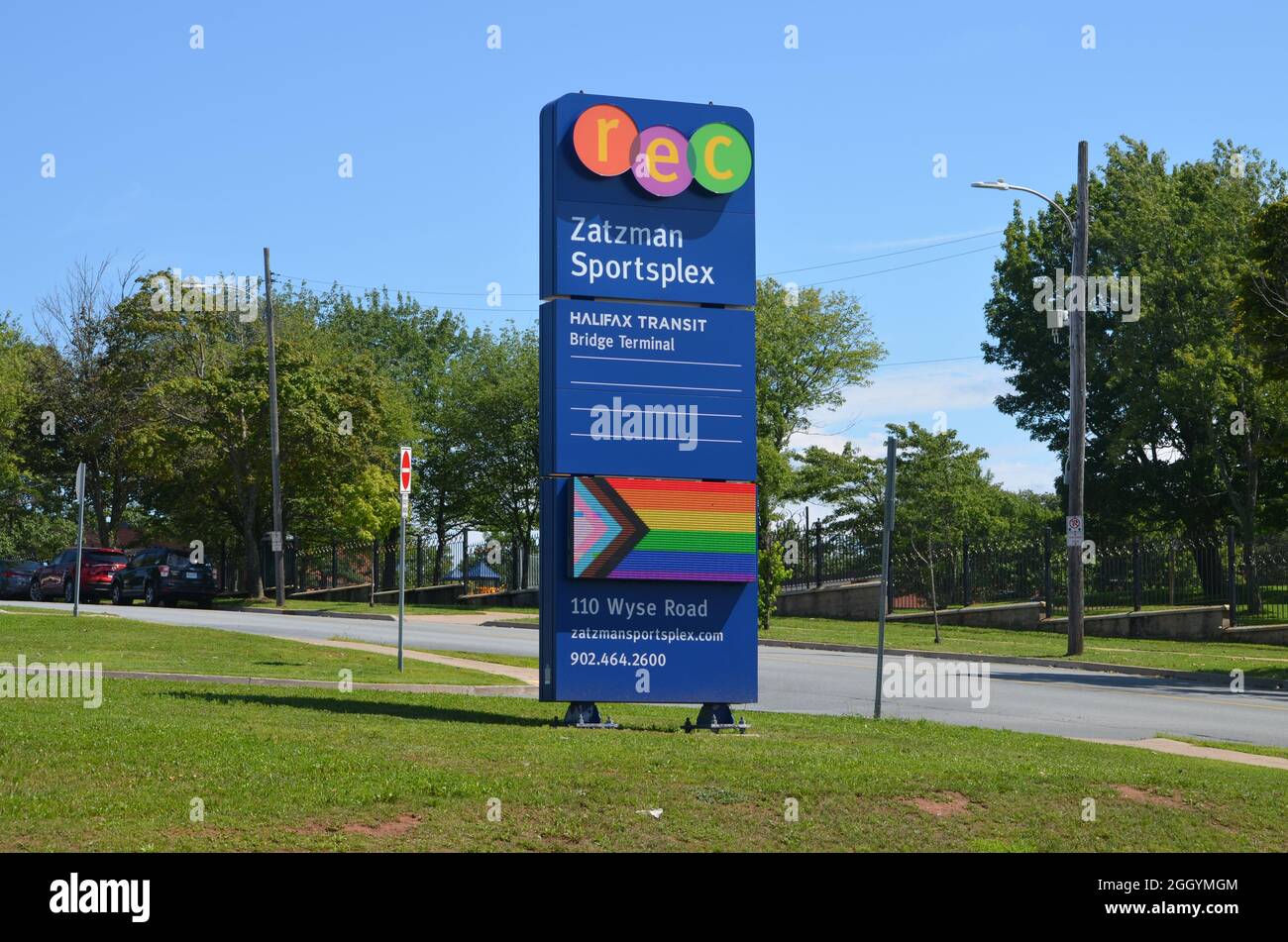 Schild am Eingang von Zatzman Sportsplex in Dartmouth, Nova Scotia, mit der LGBT-Pride-Flagge Stockfoto