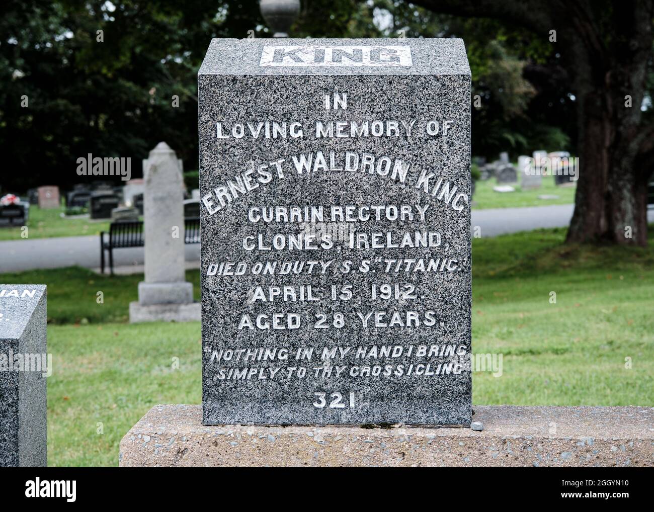 Halifax, Nova Scotia: Die Titanic Grave Site auf dem Fairview Lawn Cemetery. Grab von Ernest Waldron King, Purser's Clerk aus Galway, Irland Stockfoto