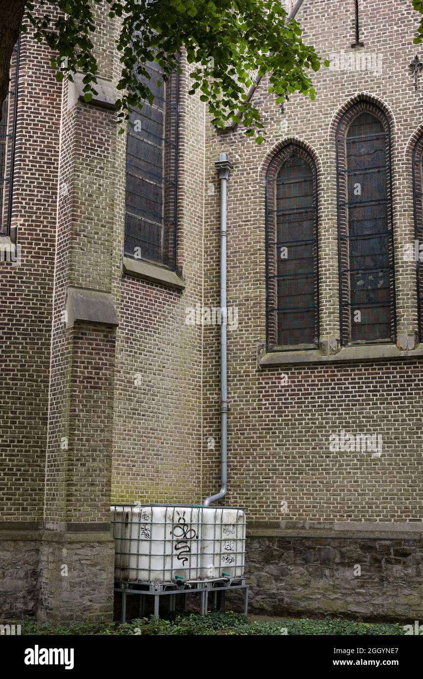 Wasserspeicher zur Speicherung von Wasser aus dem Abfluss eines Kirchengebäudes in Gent, Belgien Stockfoto