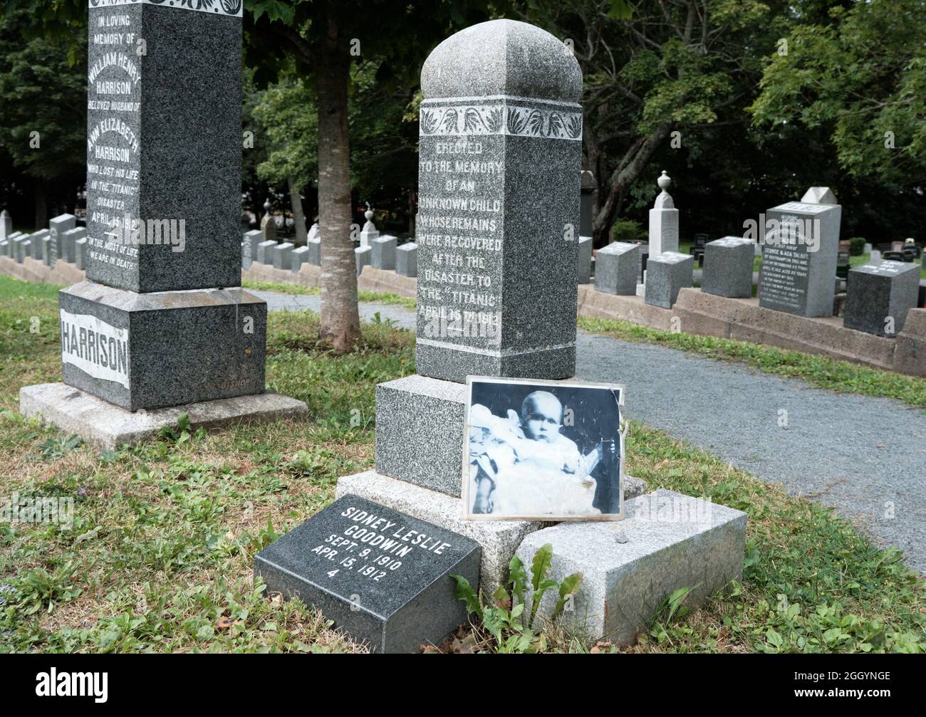 Halifax, Nova Scotia: Die Titanic Grave Site auf dem Fairview Lawn Cemetery. Das 'Unbekannte Kind', später als Sidney Goodwin aus Großbritannien identifiziert, mit MEM Stockfoto