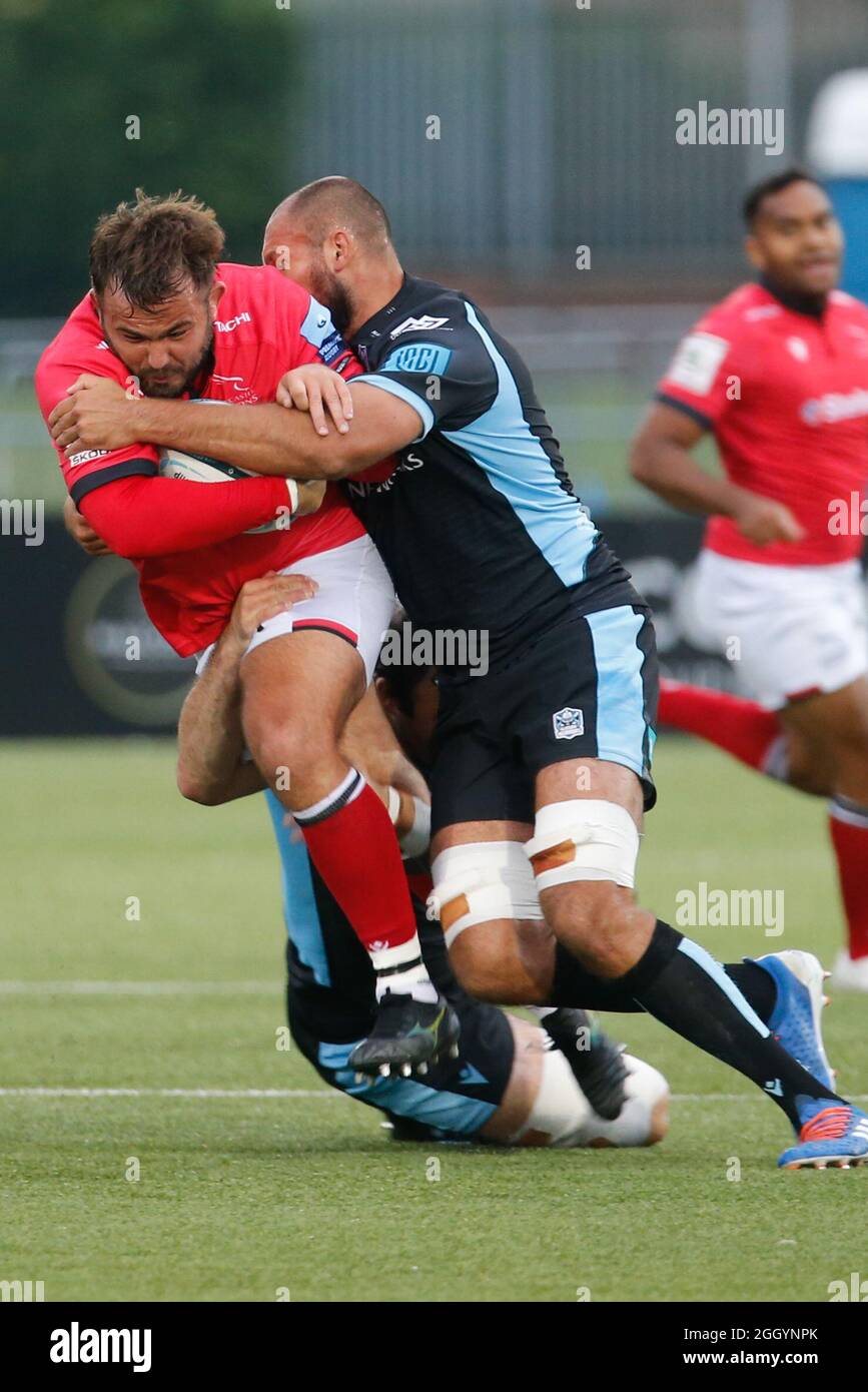Glasgow, Großbritannien. 03. September 2021.George McGuigan von Newcastle Falcons wird während des Vorsaison-Freundschaftsspiel zwischen Glasgow Warriors und Newcastle Falcons am Freitag, 3. September 2021 im Scotstoun Stadium, Glasgow, angegangen. (Kredit: Chris Lishman | MI News) Kredit: MI Nachrichten & Sport /Alamy Live News Stockfoto