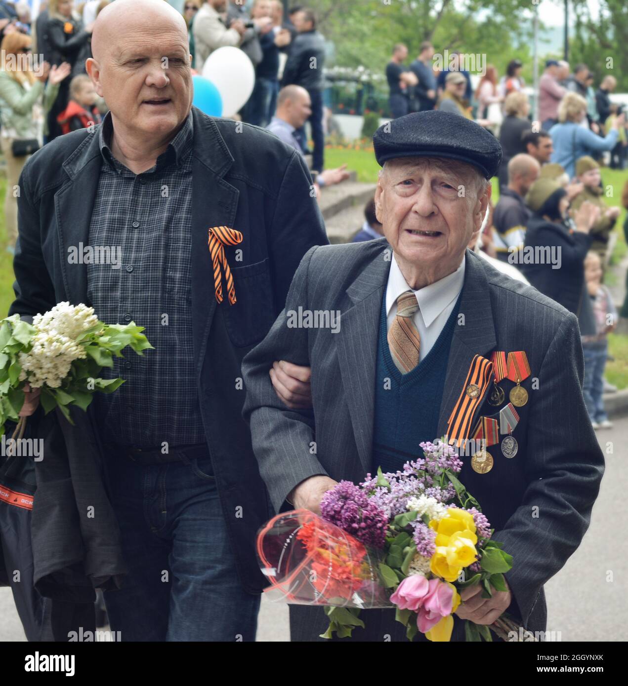 PJATIGORSK, RUSSLAND - 09. MAI 2017: Der Sohn unterstützt den älteren Vater am Tag des Sieges Stockfoto