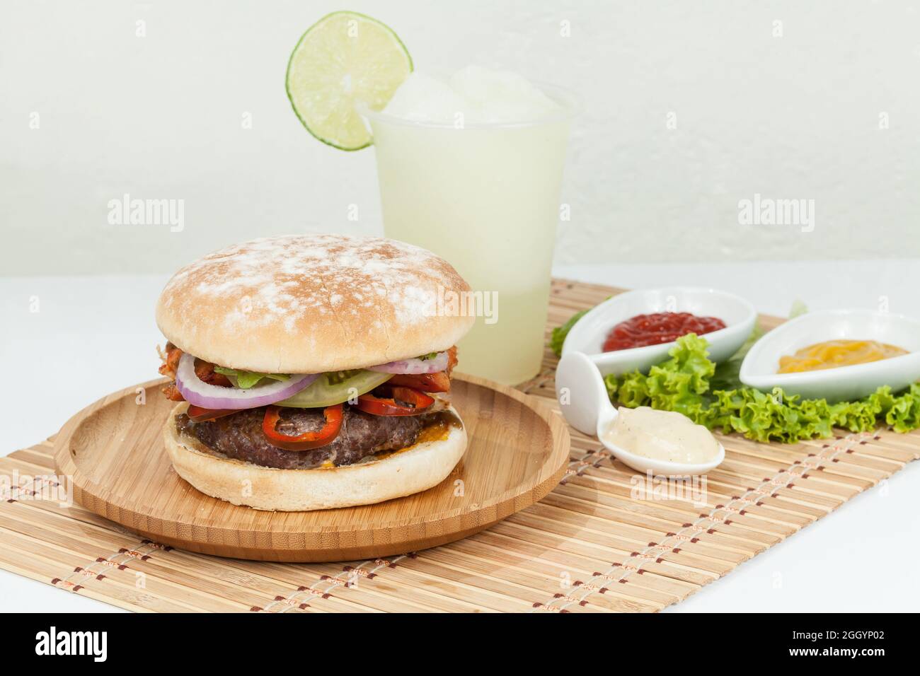 Schmackhafter Argentinischer Burger Mit Fleisch Und Chorizo. Stockfoto