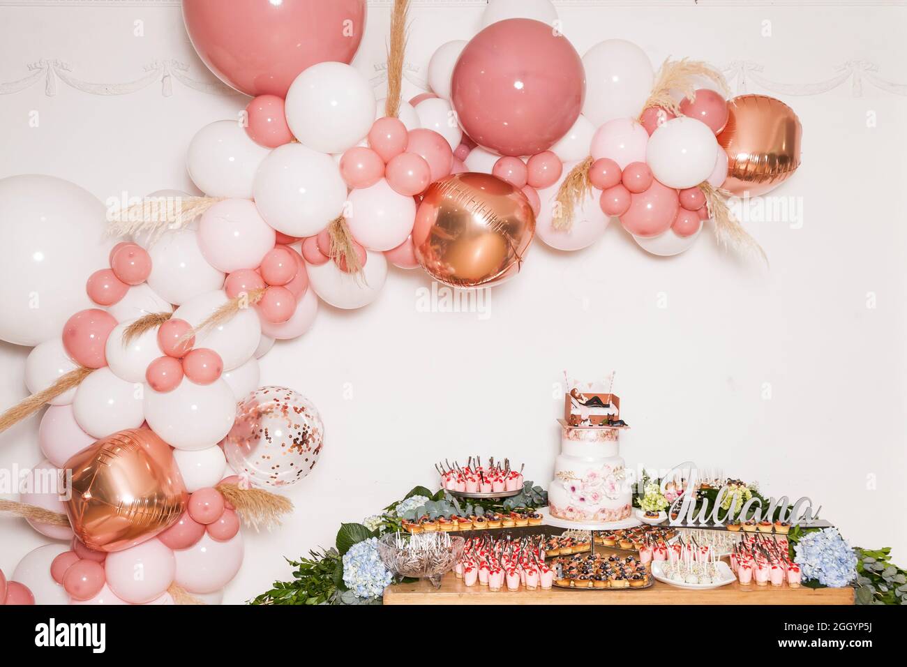 Tisch mit Süßigkeiten, Desserts und Kuchen, dekorierter Tisch für den Empfang; 15 Jahre alte Party. Stockfoto