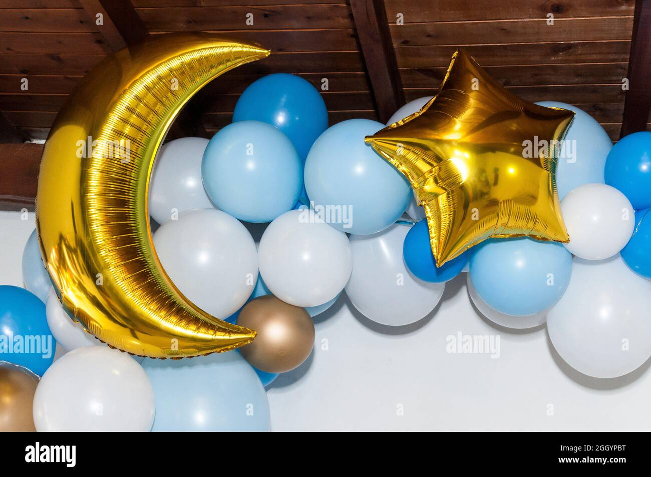 Dekoration mit weißen und blauen Luftballons für eine Kinderparty. Stockfoto