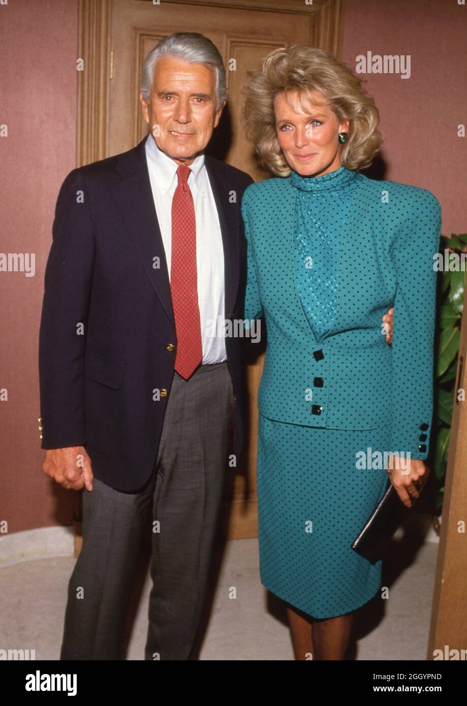 John Forsythe und Linda Evans als die Dynasty Cast feiert am 23. September 1986 die 150. Episode Credit: Ralph Dominguez/MediaPunch Stockfoto