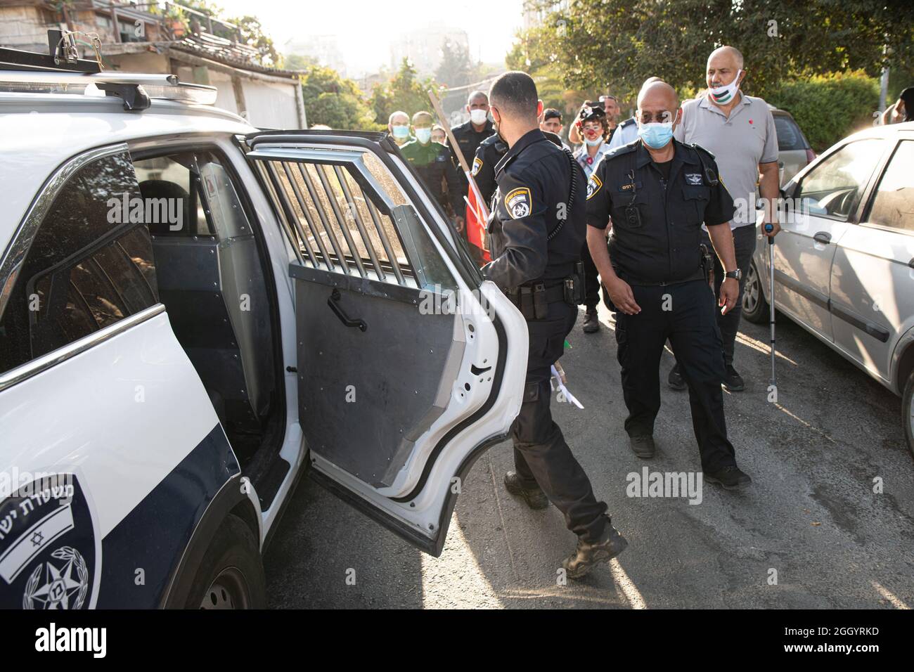 Jerusalem, Israel. September 2021. Einen Tag nachdem der israelische Minister für innere Sicherheit erklärt hatte, dass die Polizei die Beschlagnahme palästinensischer Flaggen vermeiden sollte, waren Konfrontationen aufgetreten, während die israelische Polizei den Protestierenden gewaltsam Flaggen gestohlen hatte. Jüdische und palästinensische Demonstranten in Sheikh Jarach während der wöchentlichen Proteste vor dem Kontrollpunkt der israelischen Polizei am Eingang des Viertels, der seit dem vergangenen April den Eingang von nicht-Einwohnern überwacht. Scheich Jarach. Jerusalem, Israel. September 2021. Kredit: Matan Golan/Alamy Live Nachrichten Stockfoto