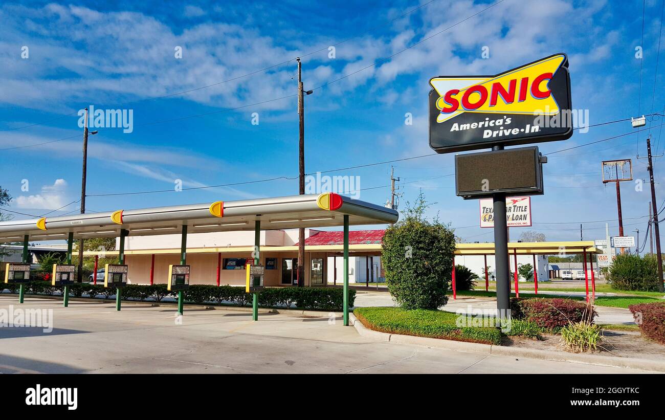 Houston, Texas USA 10-14-2019: Sonic Exterieur und leerer CarHop in Houston, TX. Populärer US-Burger-Ort, gegründet 1953. Stockfoto