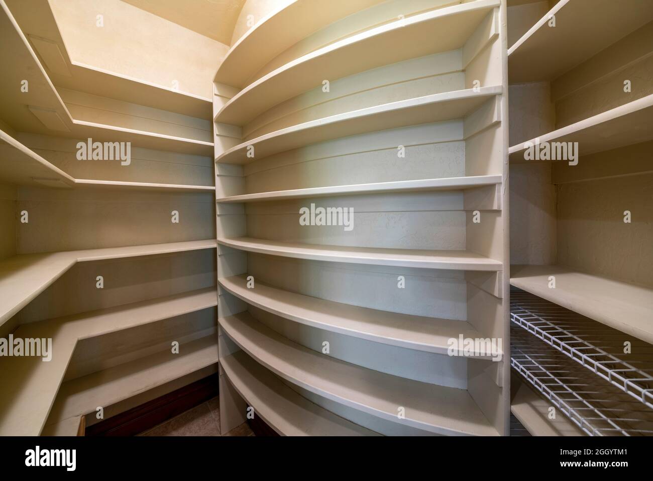 Küche Pantry Innenraum eines Hauses mit Holzregal Einheit Stockfoto