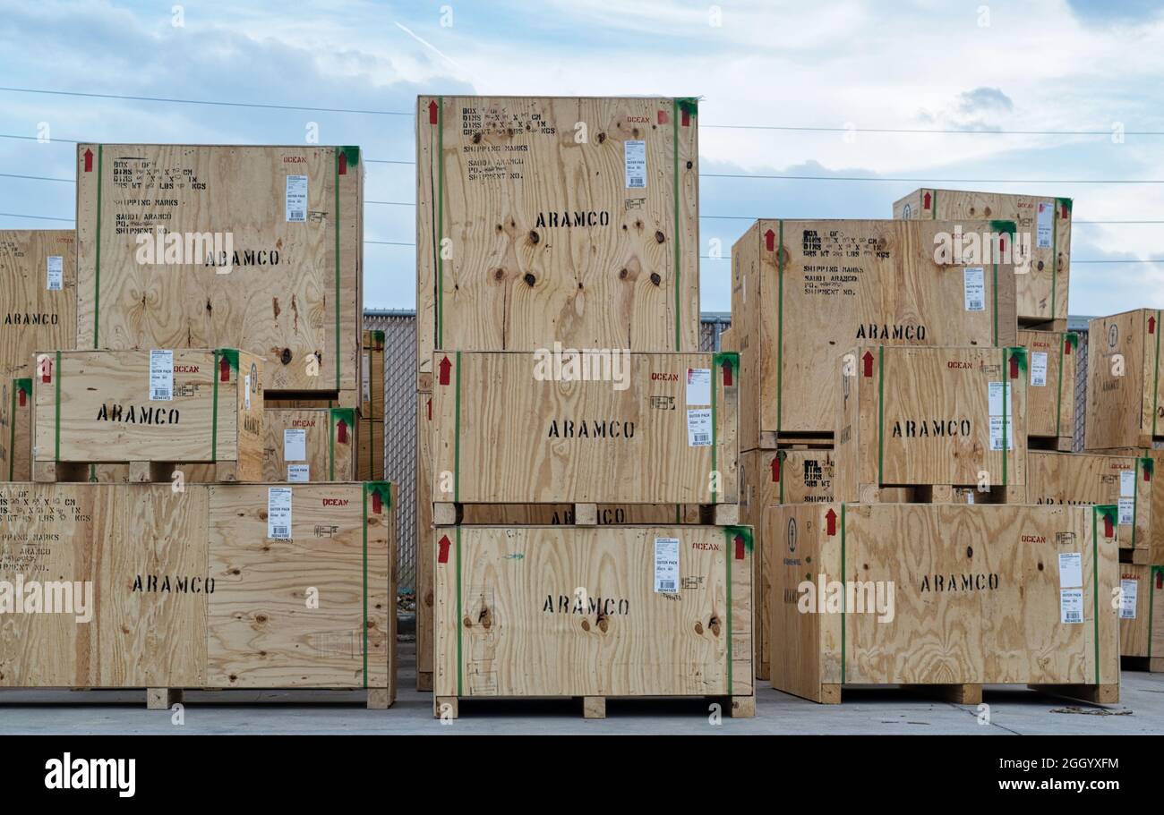 Houston, Texas, USA 12-08-2019: Holzkisten für Aramco Unternehmen aufgestapelt und transportfertig. Saudi-arabisches Ölunternehmen. Stockfoto