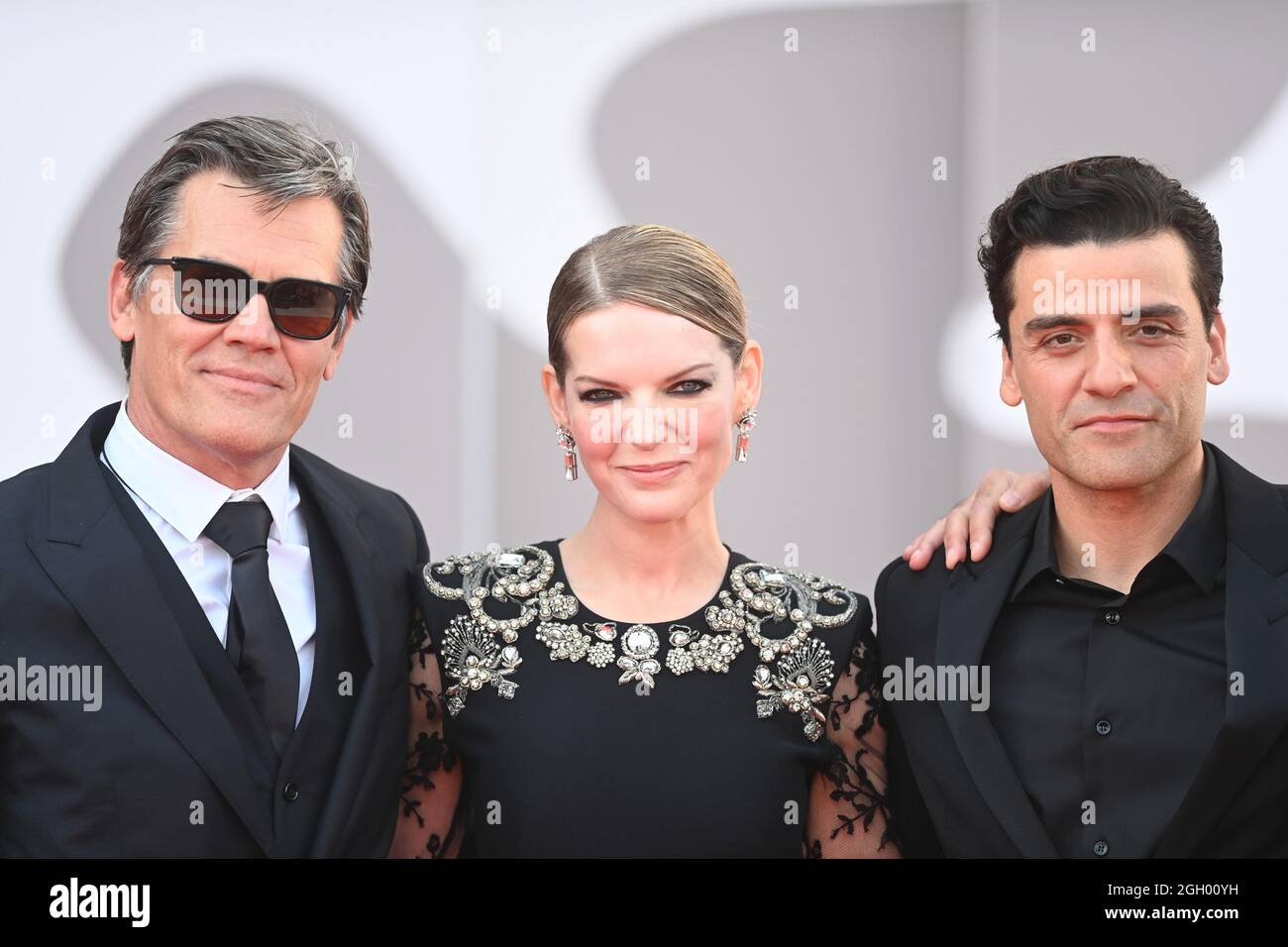 Venedig, Italien. September 2021. Der amerikanische Schauspieler Josh Brolin, die kanadische Filmemacherin Tanya Lapointe und der guatemaltekische Schauspieler Oscar Isaac nehmen am Freitag, dem 3. September 2021, an der Vorführung von „Dune“ während des 78. Internationalen Filmfestivals in Venedig, Italien, Teil. Foto von Rune Hellestad/ Credit: UPI/Alamy Live News Stockfoto