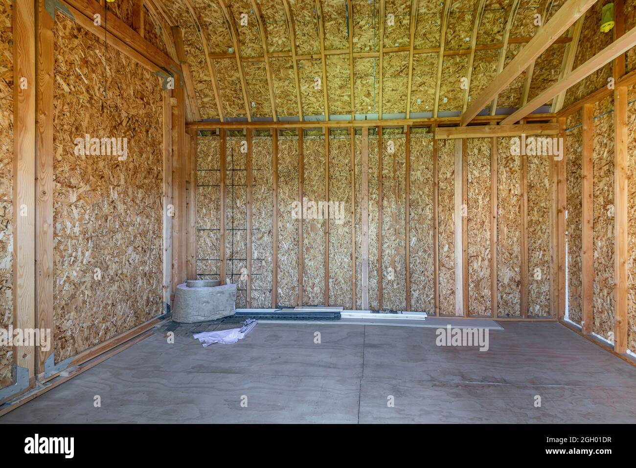 Innenraum eines leeren Schuppen mit Holzrahmen und Betonboden Stockfoto