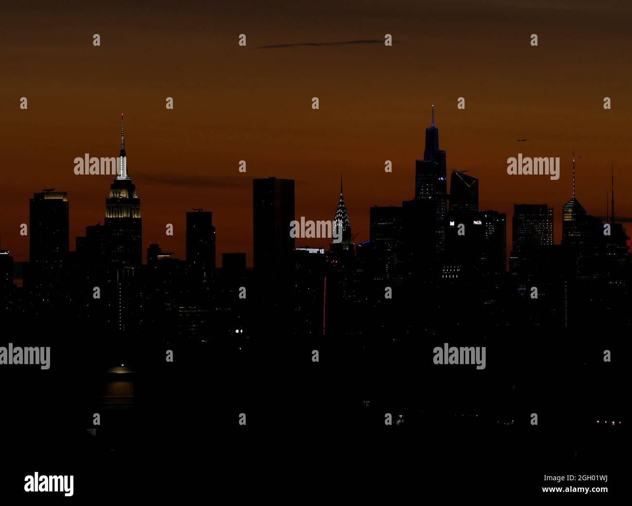 Flushing Meadow, USA. September 2021. Die Lichter des Empire State Building, des Chrysler Building, des One Vanderbilt und der Skyline von Manhattan leuchten nach Sonnenuntergang in der dritten Runde der US Open Tennis Championships 2021 im USTA Billie Jean King National Tennis Center am Freitag, den 3. September 2021 in New York City. Foto von John Angelillo/UPI Credit: UPI/Alamy Live News Stockfoto