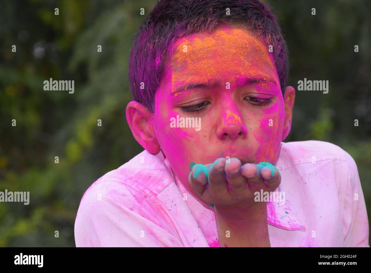 Junge spielt mit Farben, in einer glücklichen Stimmung. Konzept für das indische Festival Holi Stockfoto