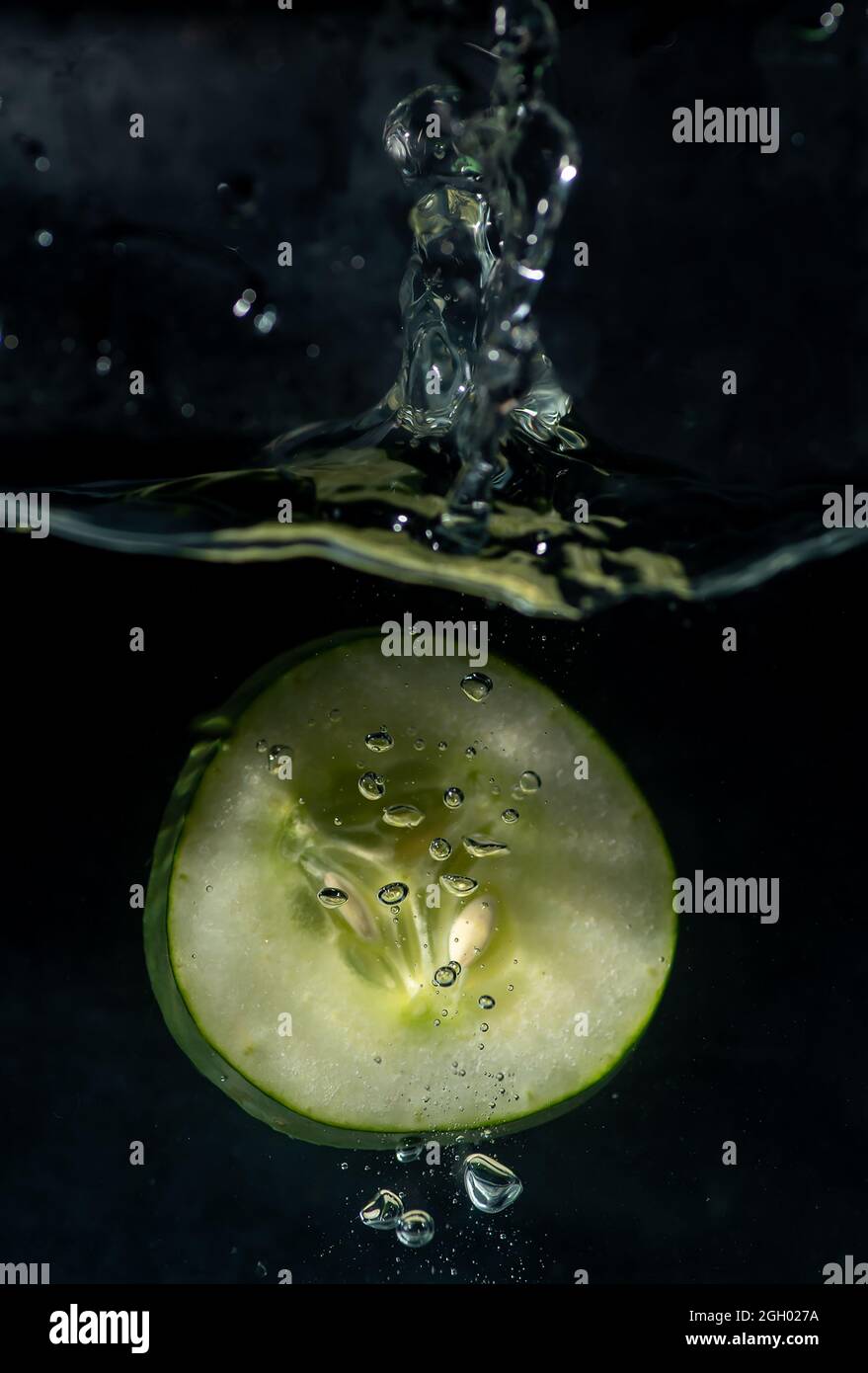 Flasche Mit Gurkenwasser Stockfoto