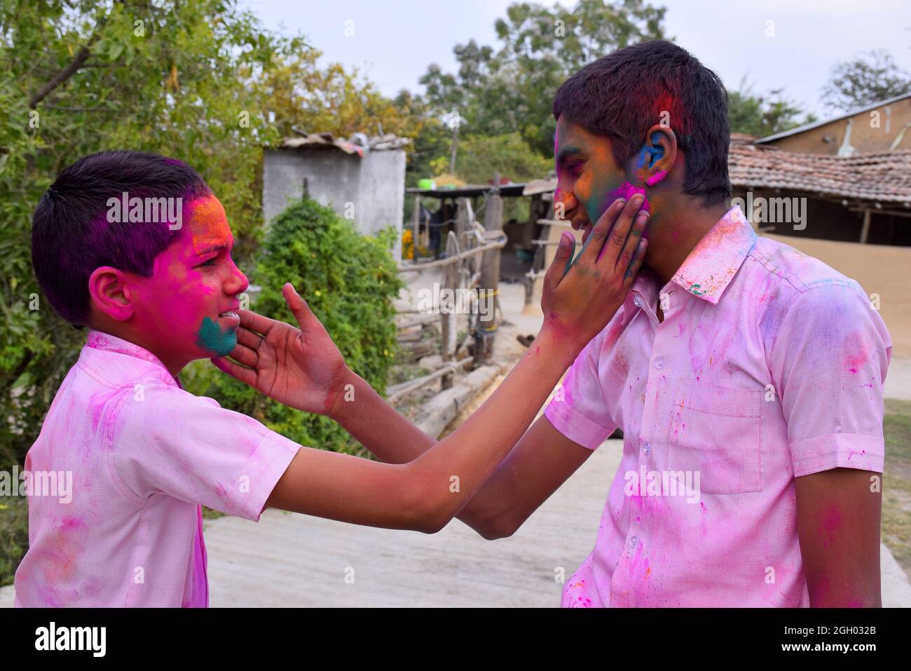 Zwei Jungen spielen in fröhlicher Haltung in Farben, Konzept für das indische Festival Holi Stockfoto