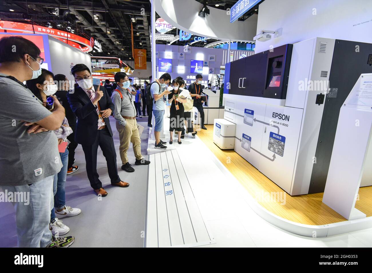 Peking, China. September 2021. Das weltweit erste wasserlose Recyclingpapiersystem von Epson wurde den Besuchern auf der Veranstaltung vorgestellt. Die Internationale Fachmesse für den Handel mit Dienstleistungen (CIFTIS) in China 2021 startete. Bisher hat die 2021 CIFTIS mehr als 12,000 Unternehmen angezogen, bis zu 52 Prozent davon im Jahr 2020. Vertreter aus 153 Ländern und Regionen haben sich für die Veranstaltung angemeldet, im Vergleich zu 148 im vergangenen Jahr. Kredit: SOPA Images Limited/Alamy Live Nachrichten Stockfoto
