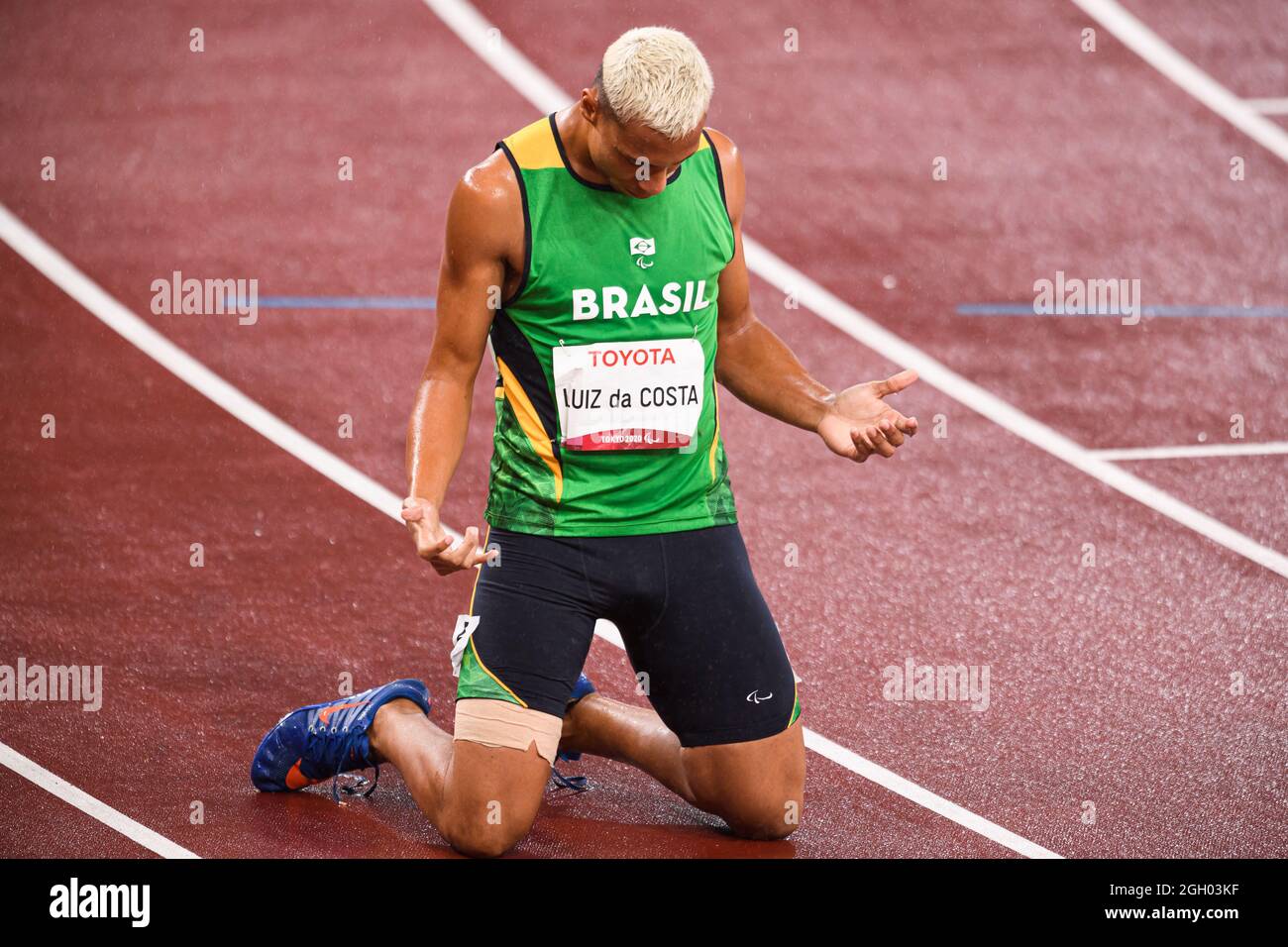 TOKIO, JAPAN. September 2021. Gabriel Luiz da Costa Christain (BRA), nachdem er am Freitag, den 03. September 2021 in TOKIO, JAPAN, in menÕs 200 m - T12 R1/H1 bei den Leichtathletik-Spielen - Tokio 2020 Paralympischen Spielen im Olympiastadion teilgenommen hatte. Kredit: Taka G Wu/Alamy Live Nachrichten Stockfoto