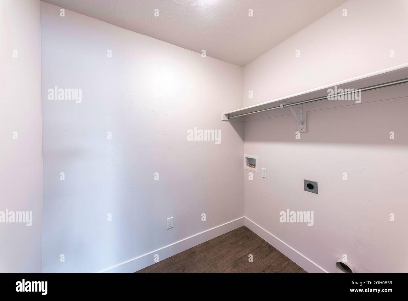 Leere Waschküche eines Hauses mit weißer Wand innen Stockfoto