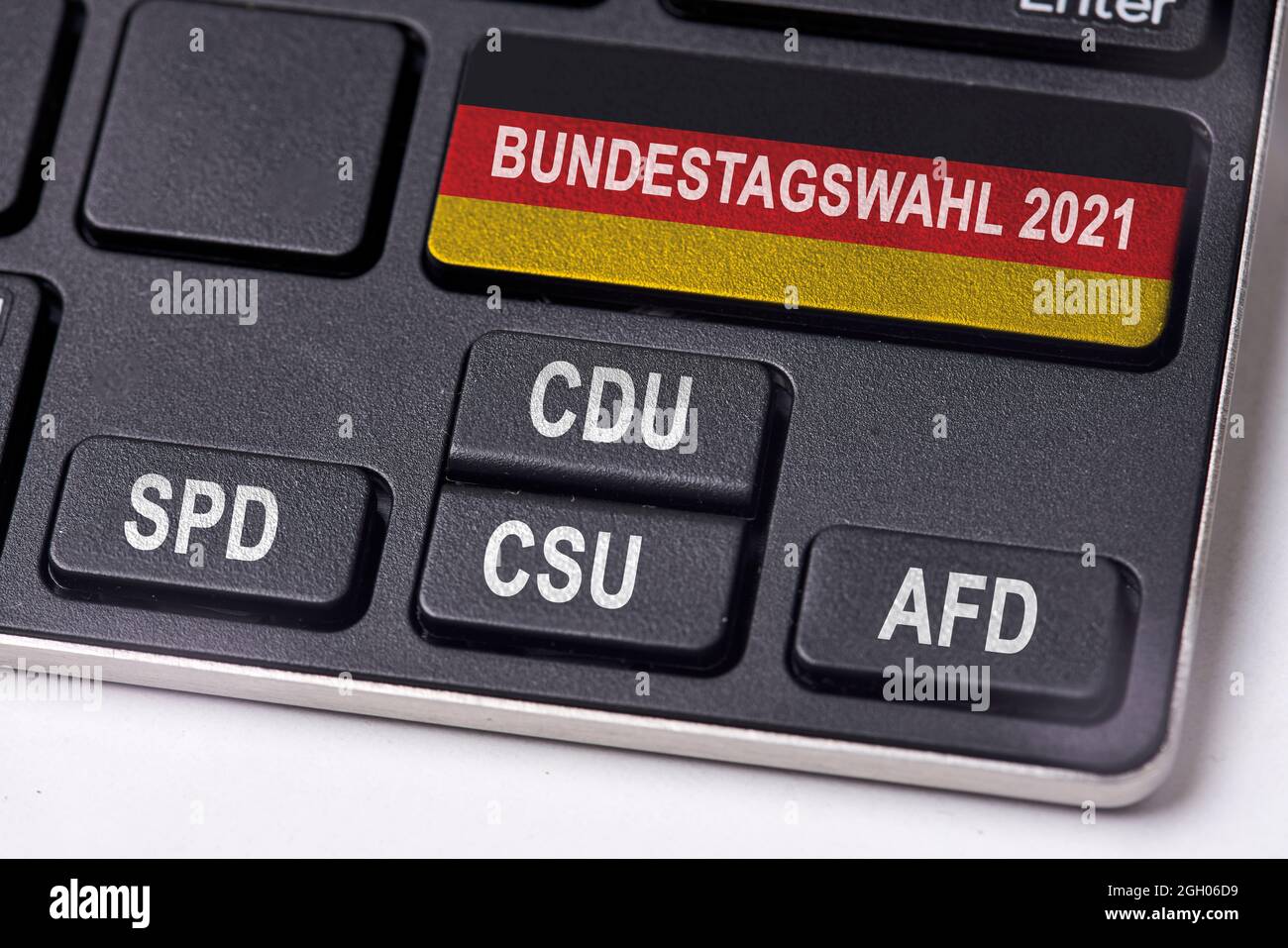 Bundestagswahl 2021. Bundestag-Bundestagswahl-Konzept auf Tastatur mit den beliebtesten politischen Parteien - CDU, SPD, CSU und AFD Stockfoto