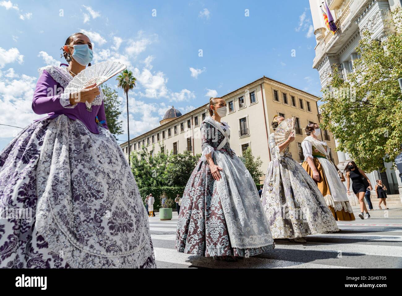 Valencia, Spanien. September 2021. Falleras hat bei der Preisverleihung in Valencia Masken getragen. Las Fallas, das berühmteste Fest in Valencia, wird vom 1. Bis 5. September gefeiert, mit Einschränkungen aufgrund der COVID-19-Pandemie. (Foto: Xisco Navarro/SOPA Images/Sipa USA) Quelle: SIPA USA/Alamy Live News Stockfoto