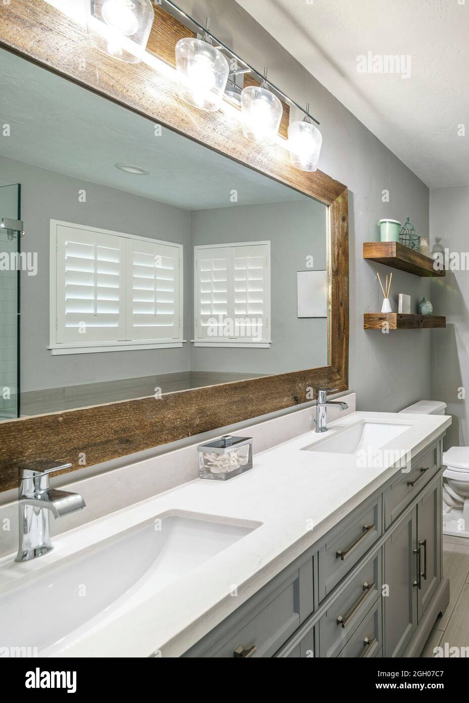 Vertikal modernes, handwerkliches Badezimmer-Innendesign mit Doppelwaschbecken Stockfoto
