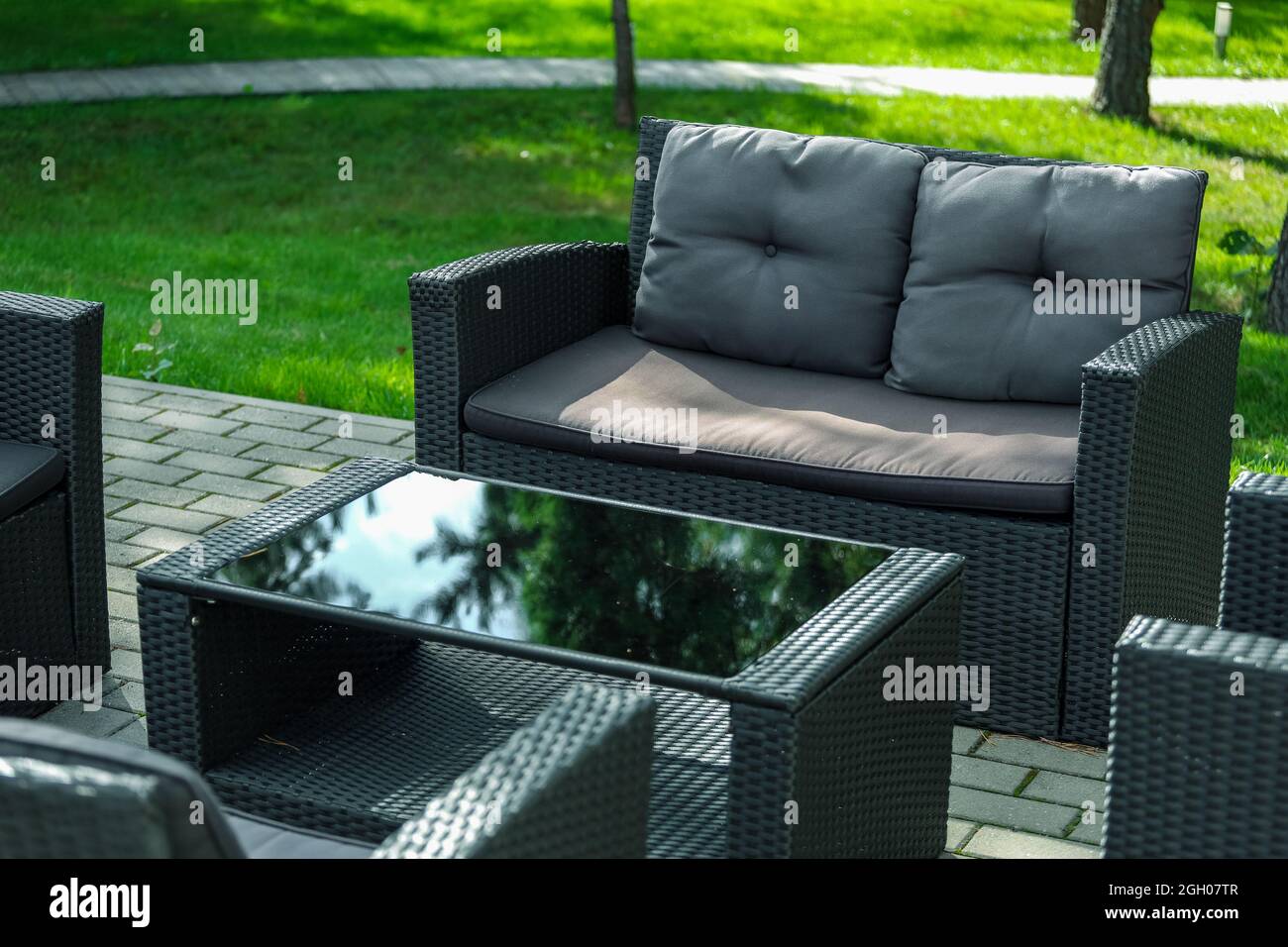 Sitzecke, Sofa, Couchtisch, rote Vase mit einer Blume. Hochwertige Fotos Stockfoto