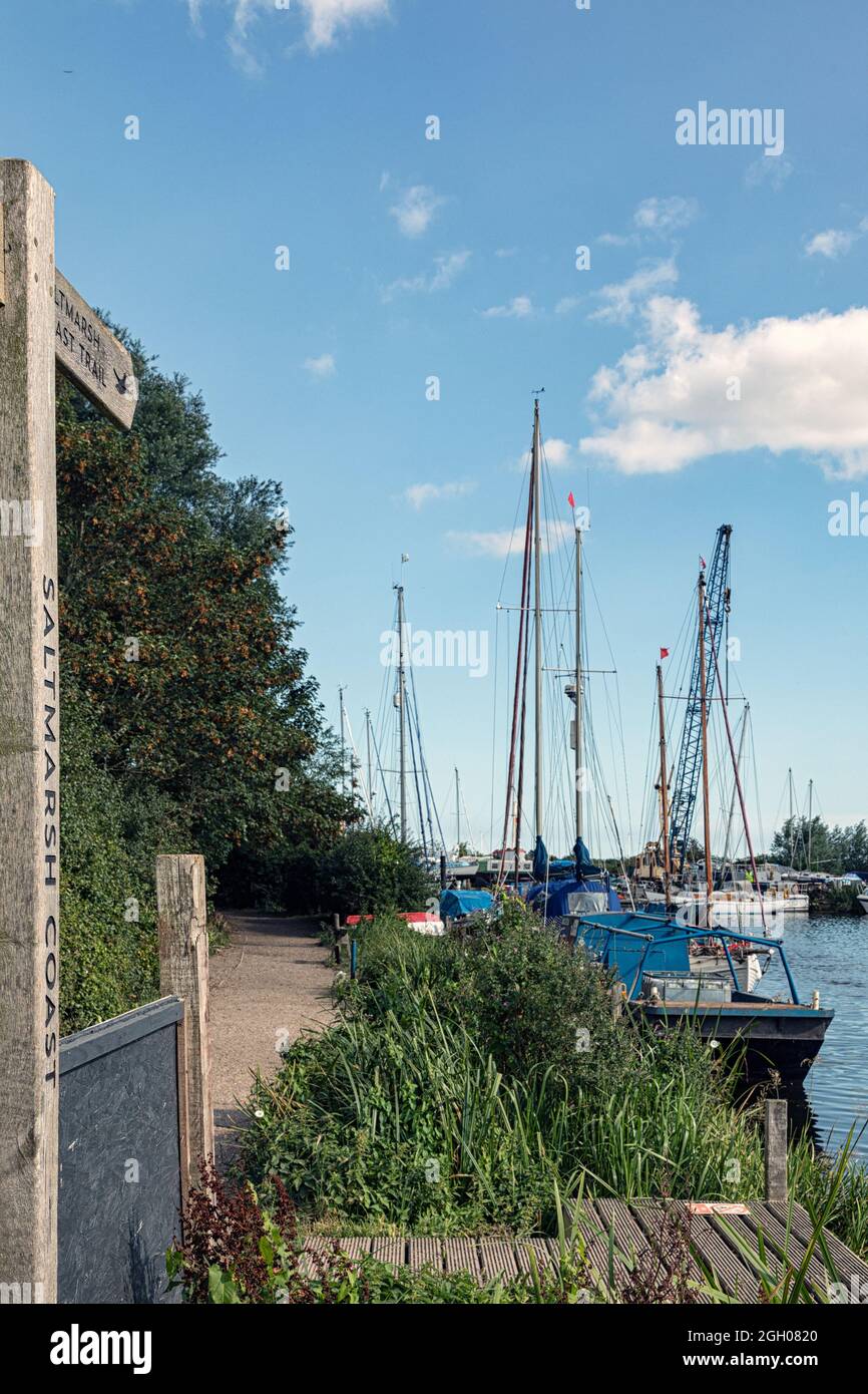 HEYBRIDGE BASIN, ESSEX, Großbritannien - 25. AUGUST 2021: Ansicht der festgetäuten Boote auf der Chelmer Blackwater Navigation im Sommer Stockfoto