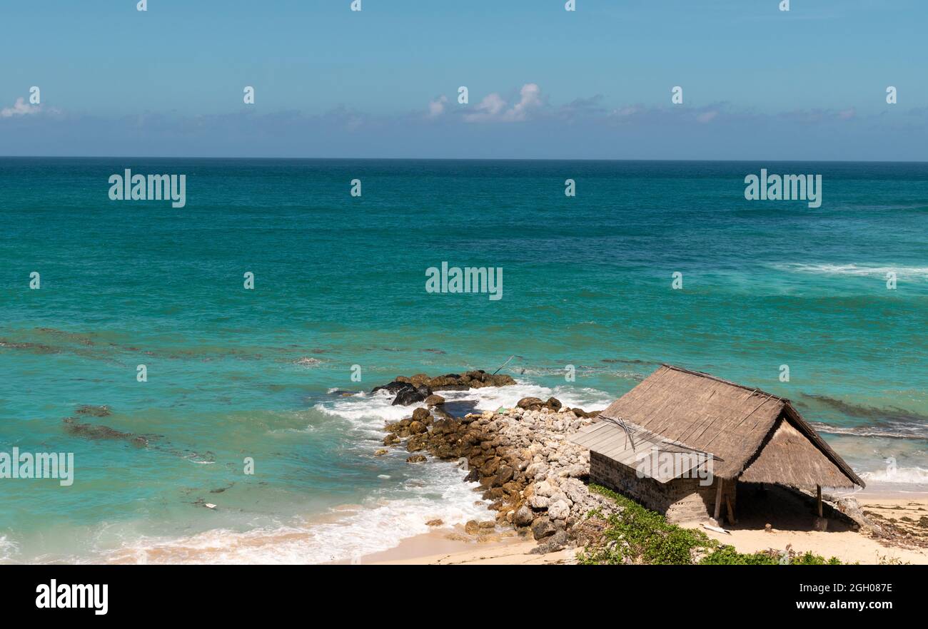 Altes Holzhaus am Strand in Bali Stockfoto