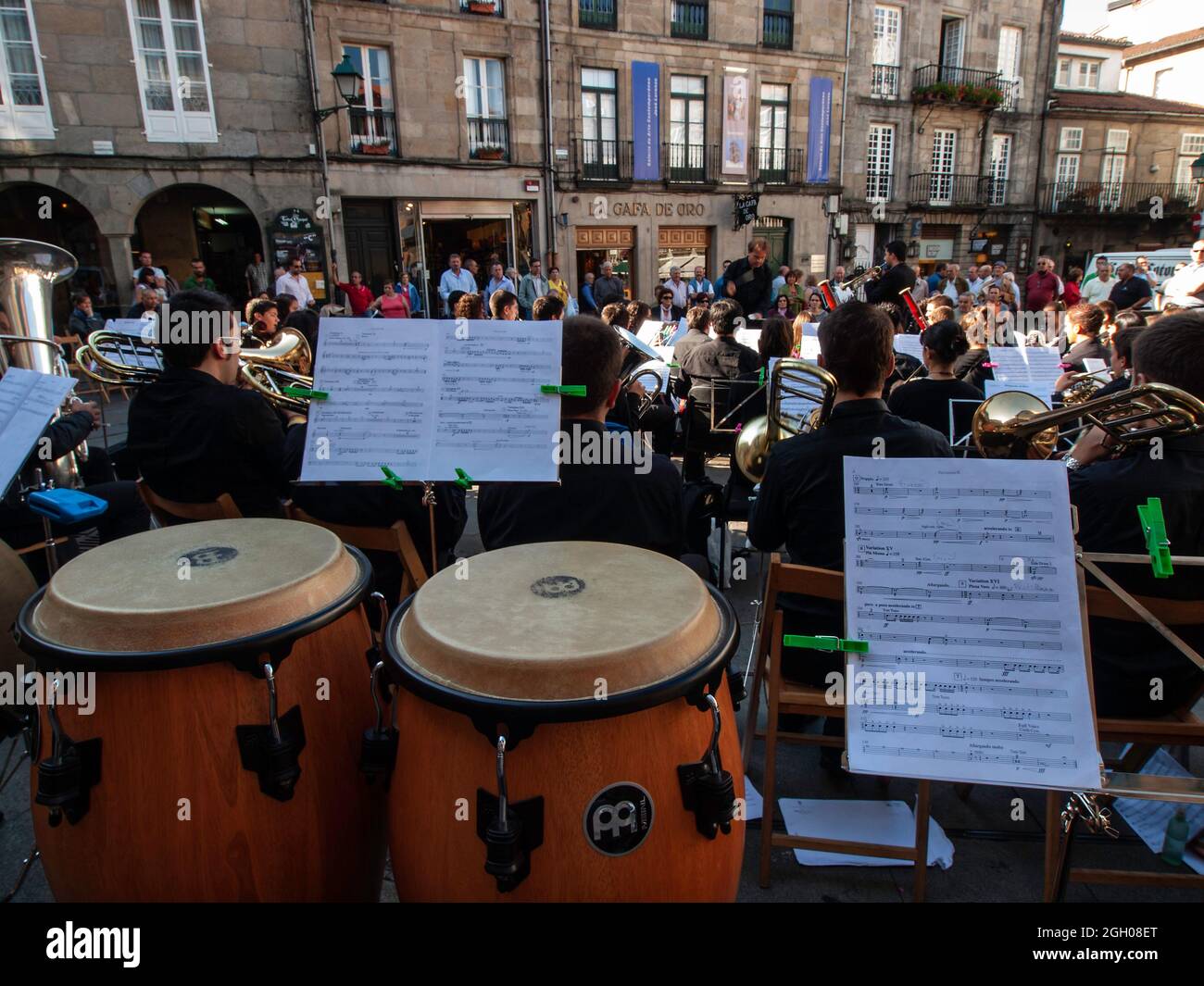 Santiago de Compostela, Galicien, Spanien. September 2019. Orchester gibt ein Open-Air-Konzert auf einem der Plätze im historischen Zentrum von Santiago Stockfoto