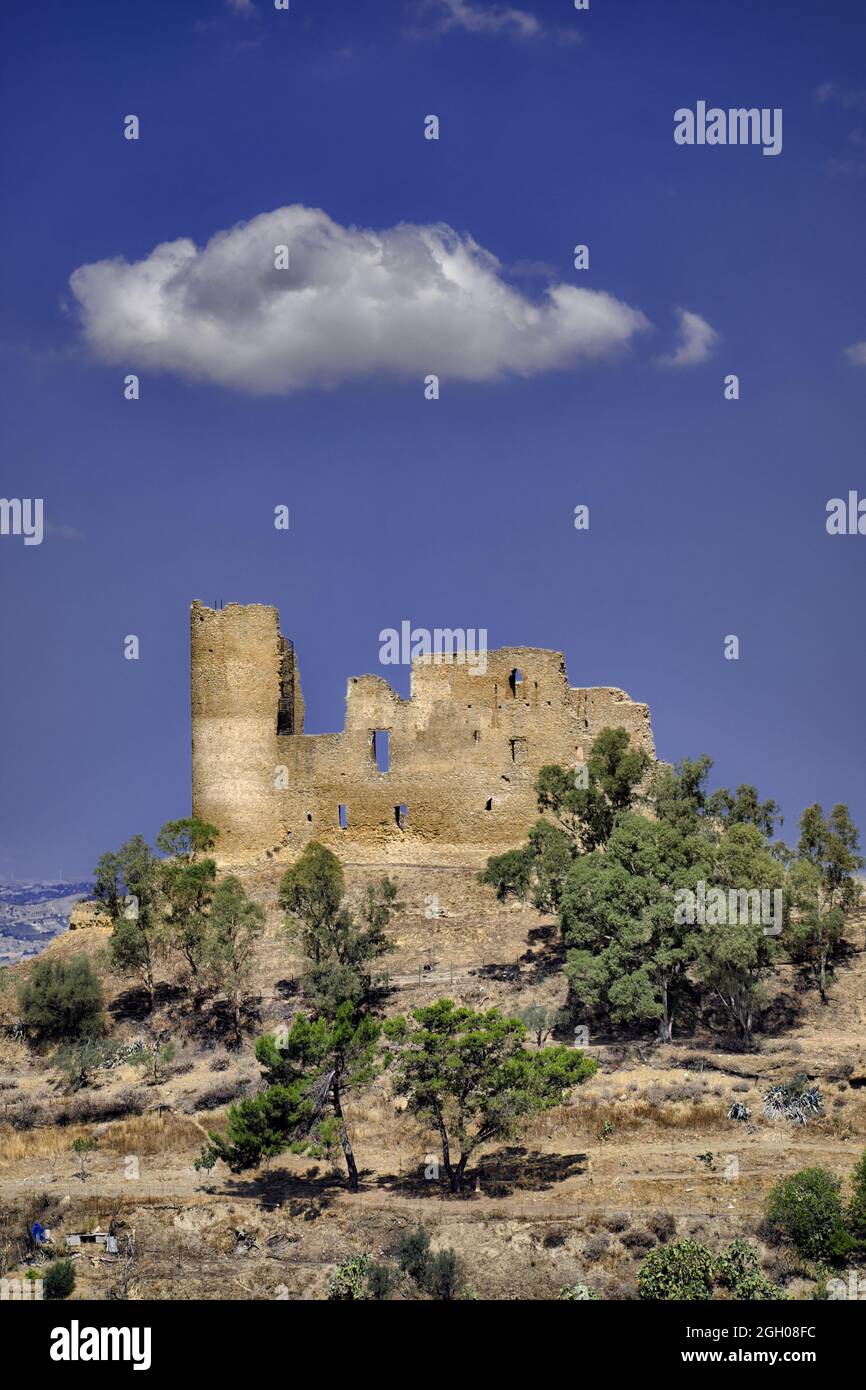 Historisches Schloss von Sizilien in der Stadt Mazzarino (Caltanissetta) gegen blauen Himmel mit weißen Wolken Stockfoto