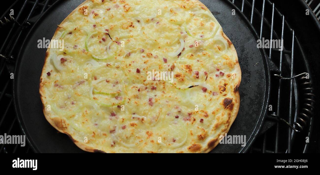 Flammkuchen frisch aus dem Ofen Stockfoto