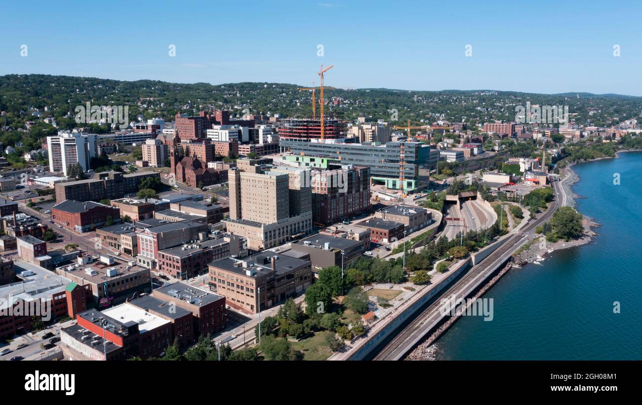 Im Sommer liegt die nördliche Stadt Duluth Minnesota an einem großartigen Seeufer Stockfoto