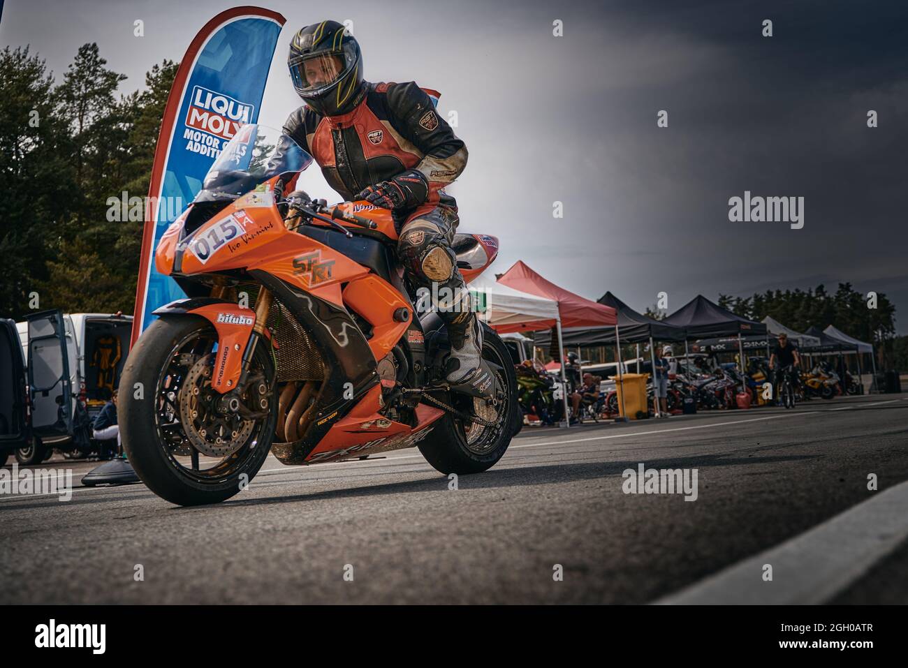 10-05-2021 Litauen, Kaunas Moto-Fahrer, Motorradfahrer fährt auf schnellem Sportfahrrad. Stockfoto