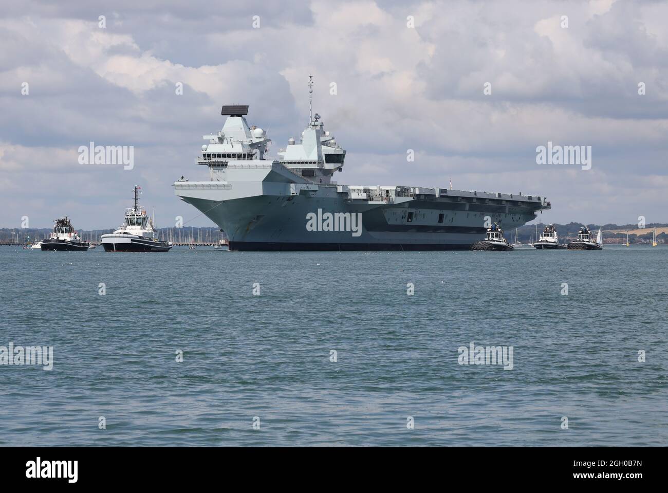 Der Flugzeugträger der Royal Navy, HMS PRINCE OF WALES, verließ den Marinestützpunkt für weitere Arbeiten an den Versuchsreihen Stockfoto