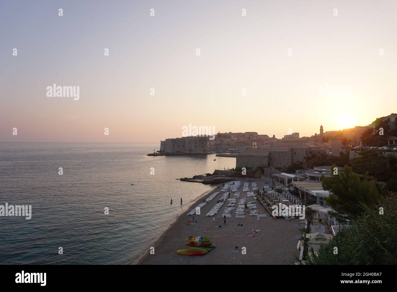 Blick auf den Strand Banje in Dubrovnik vor Sonnenuntergang, Kroatien 2020 Stockfoto