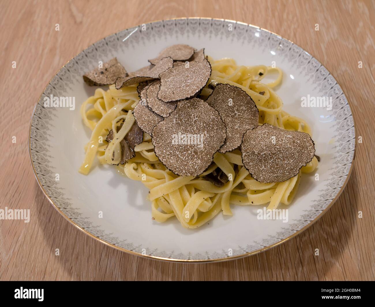 Tagliatelle al Tartufo Nero, Black Truffle Pasta, Seitenansicht Stockfoto