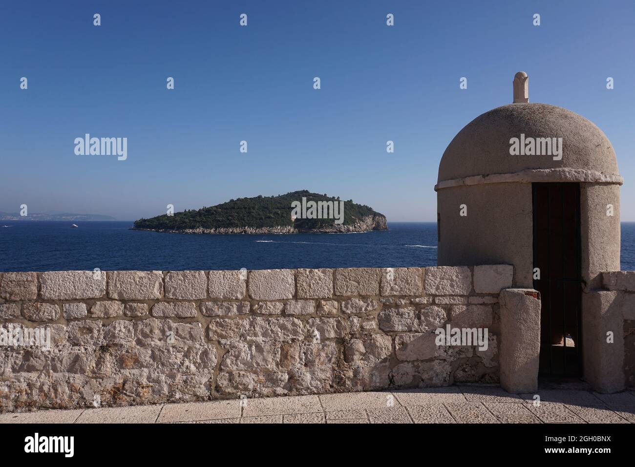 Kleiner Wachturm an der berühmten Stadtmauer von Dubrovnik, Kroatien 2020 Stockfoto