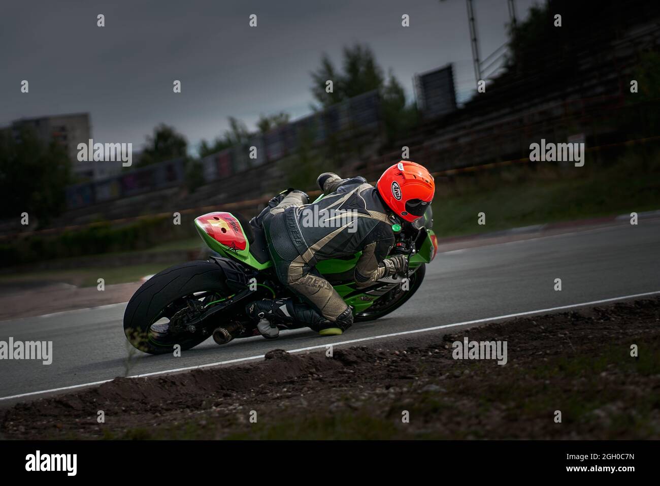 10-05-2021 Litauen, Kaunas MotoGP-Fahrer, Motorradfahrer fährt auf schnellem Sportfahrrad. Stockfoto
