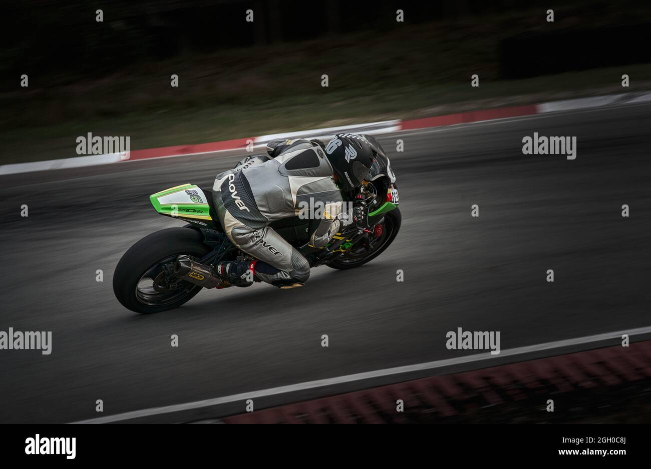 10-05-2021 Litauen, Kaunas MotoGP-Fahrer, Motorradfahrer fährt auf schnellem Sportfahrrad. Stockfoto