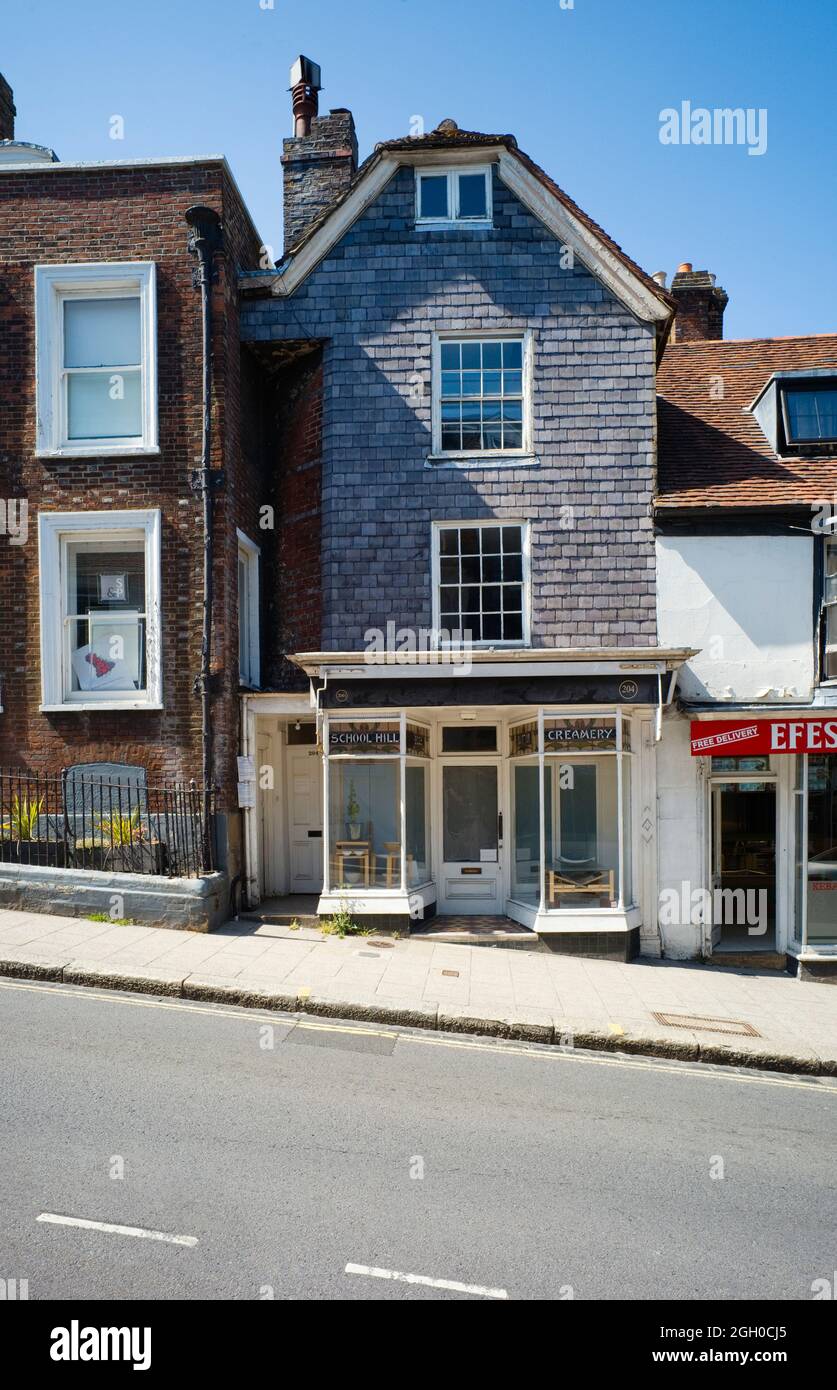 Leerer Laden ehemalige Molkerei auf der High Street, Lewes, East Sussex mit Schieferfliesen Fassade Stockfoto