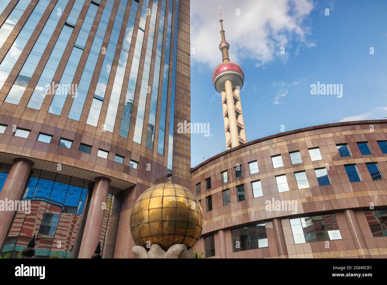 1. Dezember 2018: Shanghai, China - wunderschöne moderne Architektur im Pudong District, mit dem Oriental Pearl Tower im Hintergrund. Stockfoto 1. Dezember 2018: Shanghai, China - wunderschöne moderne Architektur im Pudong District, mit dem Oriental Pearl Tower im Hintergrund. Stockfoto