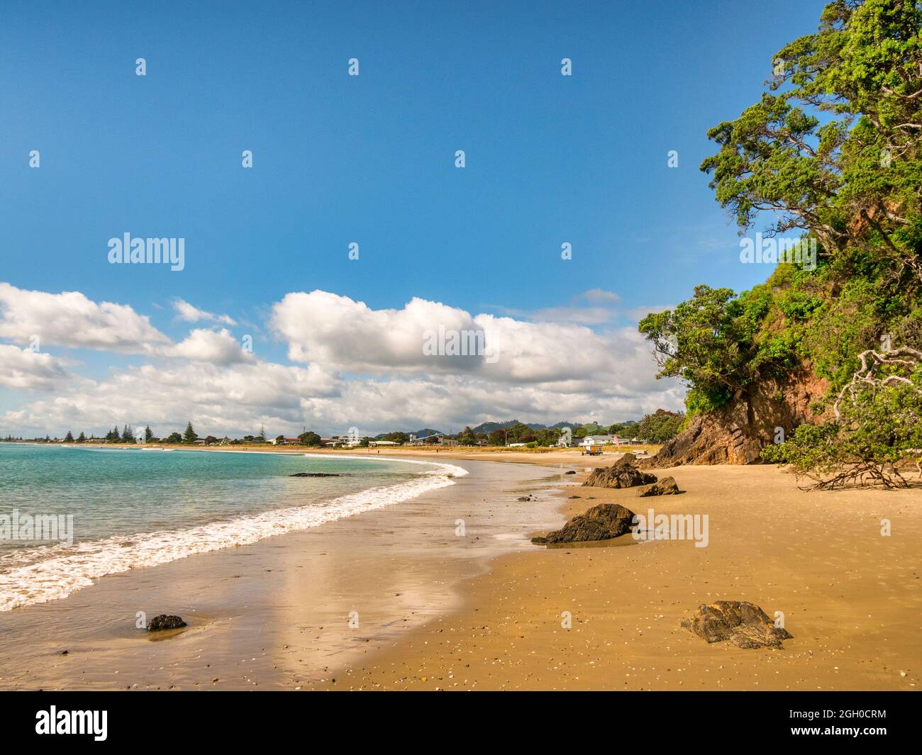 22. Dezember 2018: Waihi Beach, Bay of Plenty, Neuseeland - der wunderschöne Strand von Waihi an einem sonnigen Sommertag, blauer Himmel, sanft plätschernder Wellen, viel Stockfoto