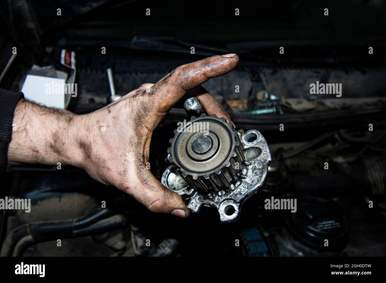 Teil eines Motors in der Hand für den Wechsel geplant Stockfoto