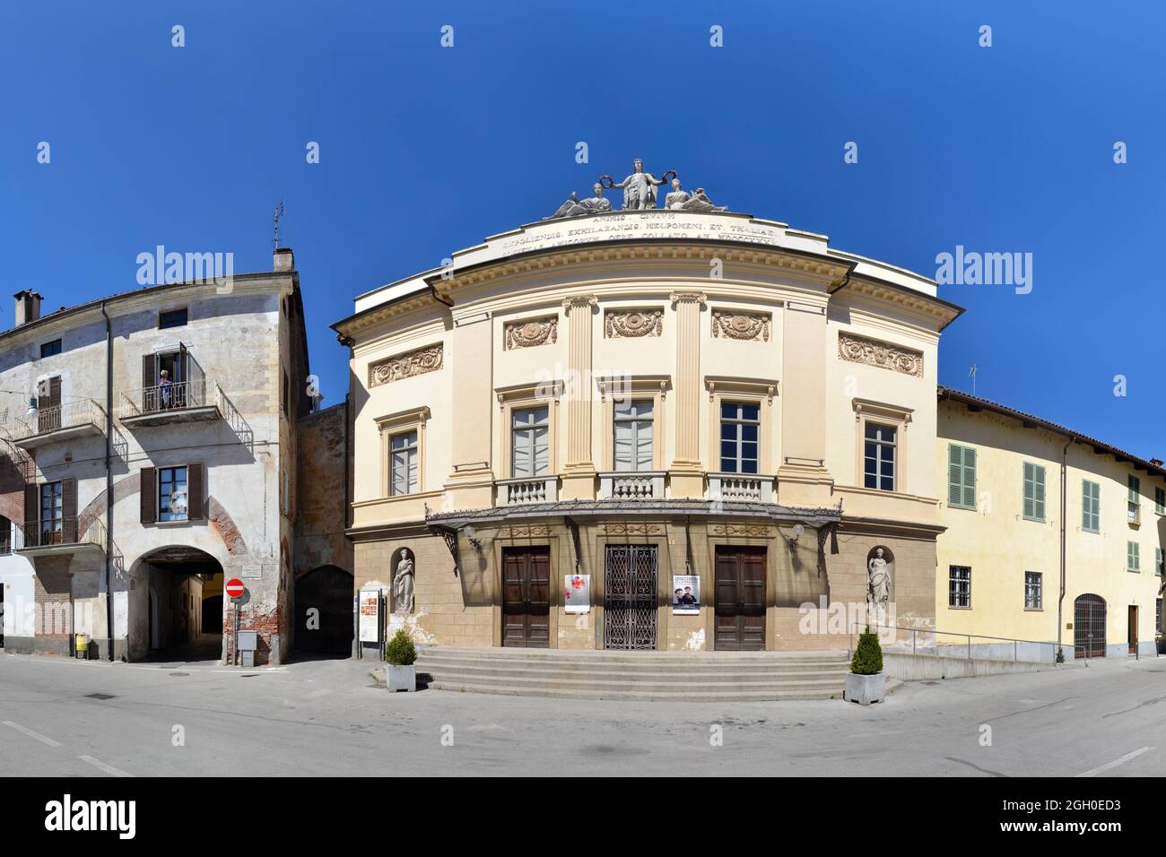 SAVIGLIANO, CUNEO, PIEMONT, ITALIEN - 1. APRIL 2021: Das Theater Milanollo auf der piazza Casimiro Turletti im neoklassischen Stil Stockfoto