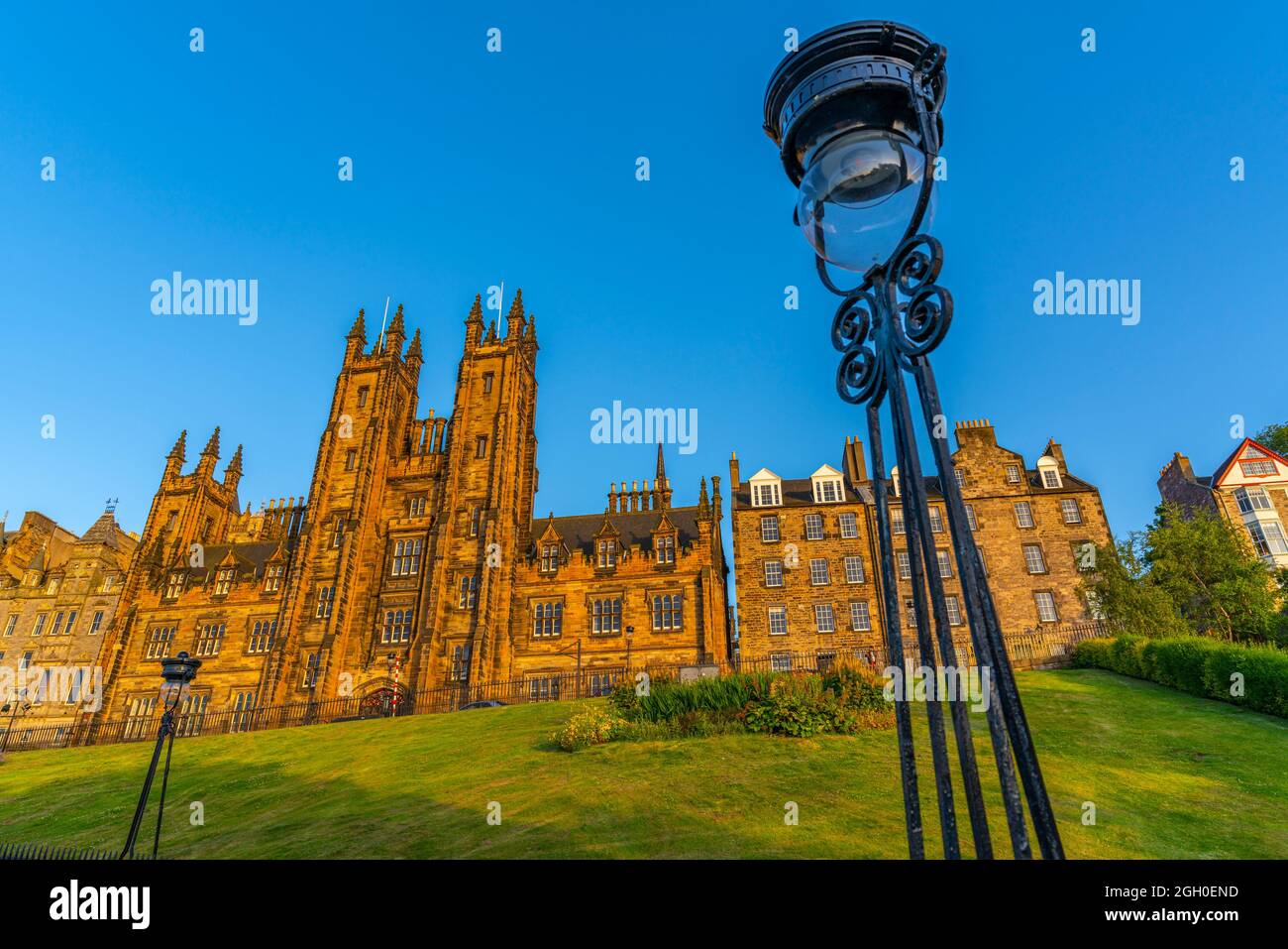 Blick auf das New College, die University of Edinburgh auf dem Hügel von der Princess Street bei Sonnenuntergang, Edinburgh, Schottland, Großbritannien, Europa Stockfoto
