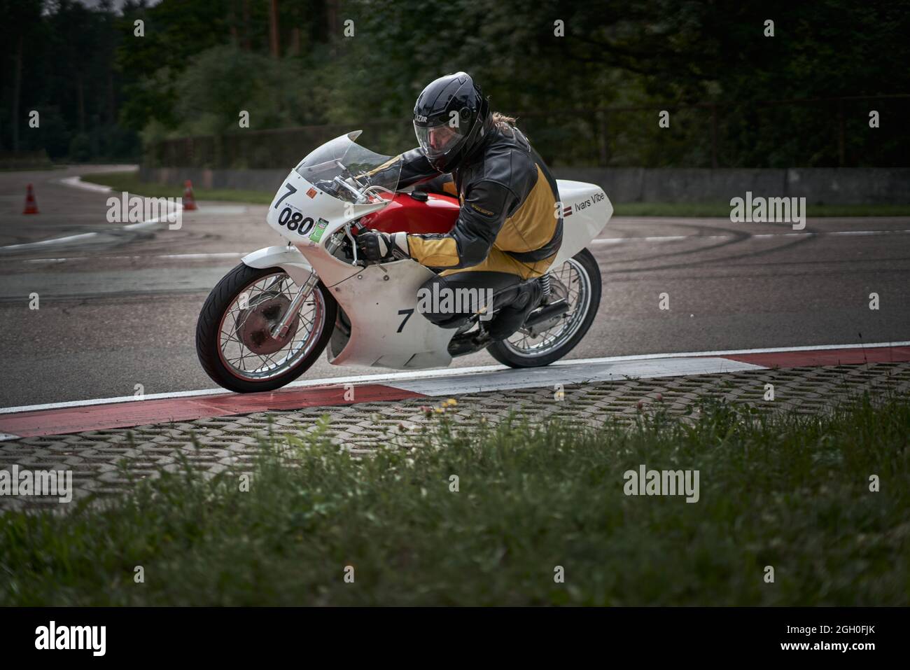 10-05-2021 Litauen, Kaunas MotoGP-Fahrer, Motorradfahrer fährt auf schnellem Sportfahrrad. Stockfoto