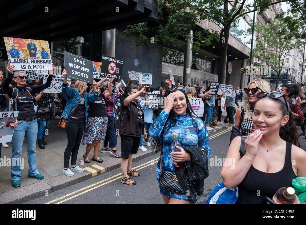 Monate vor den Olympischen Spielen 2021 in Tokio protestierte eine Gruppe von Terfs vor der Hohen Kommission von Neuseeland gegen Trans-Frauen, die mit Männern pa konkurrieren Stockfoto